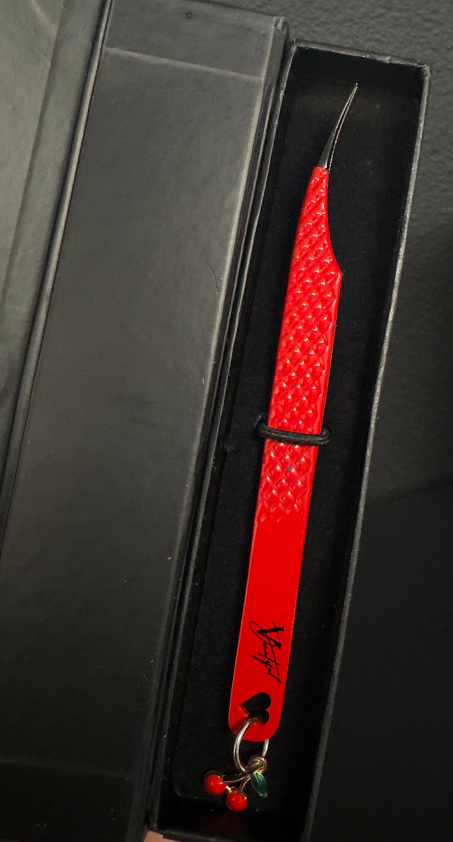 Curved isolation Tweezer